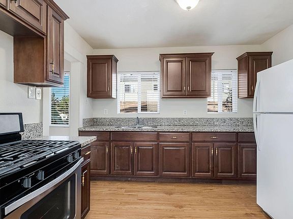 3rd image of 734 Gaviota Ave #734