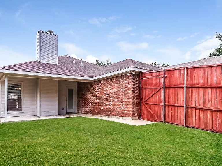 2844 Claremont Dr — Photo 14