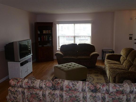 4th image of 445 Rose Ct