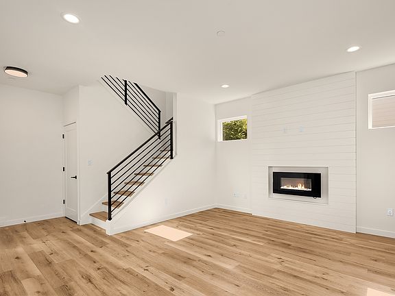 3rd image of 118 4th Ave SE