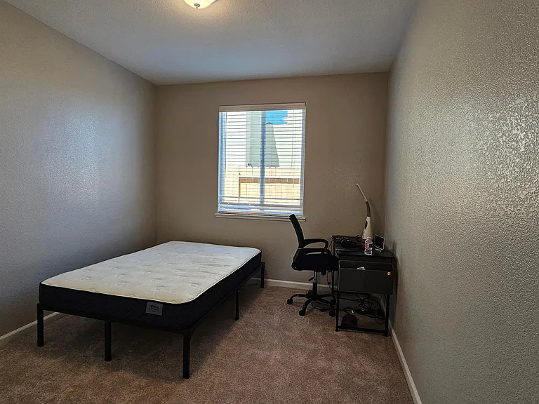 825 Kelsey Ct — Photo 22