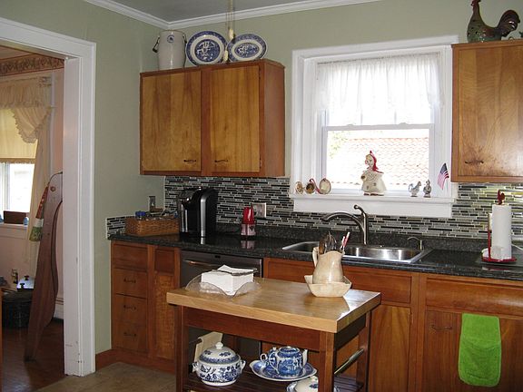 5th image of 302 N Market St