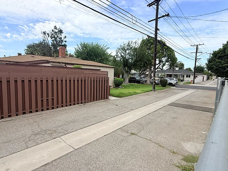 4112 W Victory Blvd — Photo 27