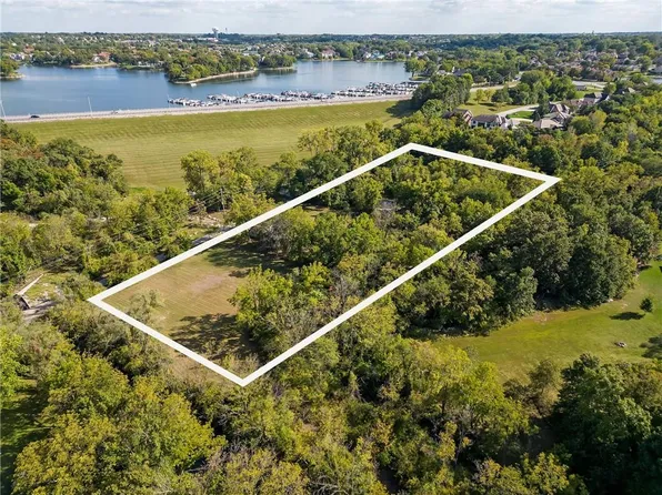 4900 NE Maybrook Rd, Lees Summit, MO 64064