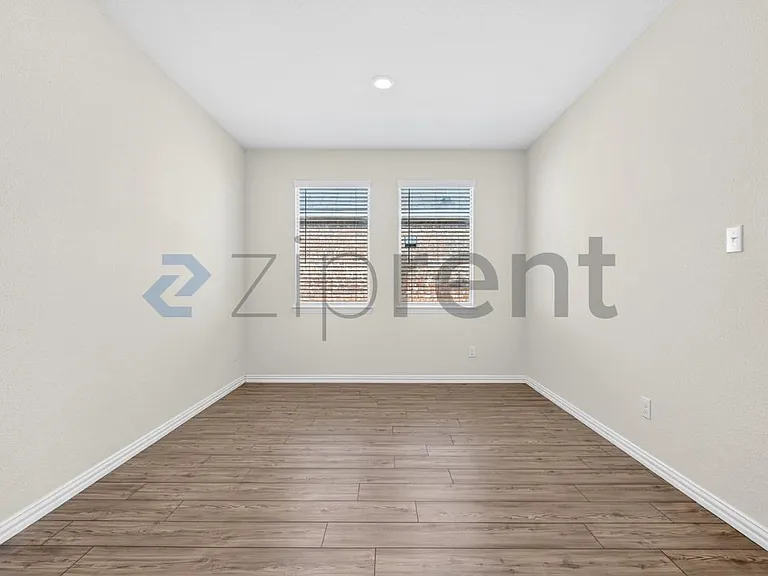 2130 Clarion Dr — Photo 5