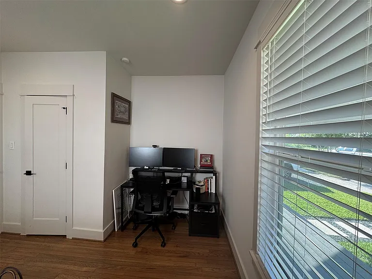 1033 Adele St — Photo 13