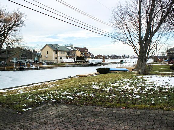 4th image of 1666 Beverly Ave