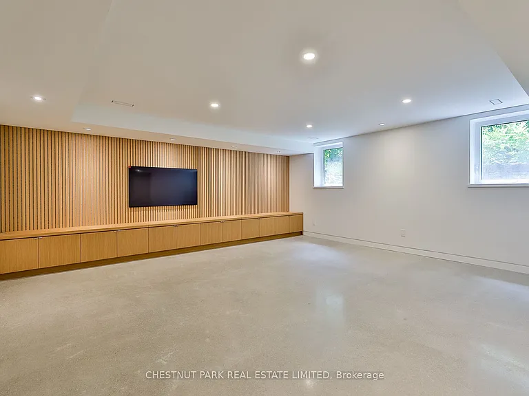 21 Douglas Cres — Photo 32
