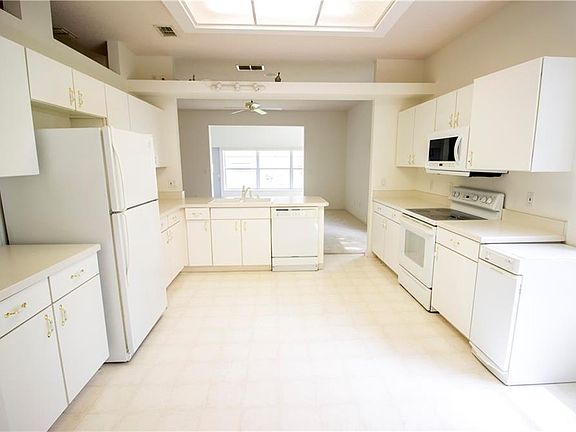 5th image of 2576 Folkstone Ave