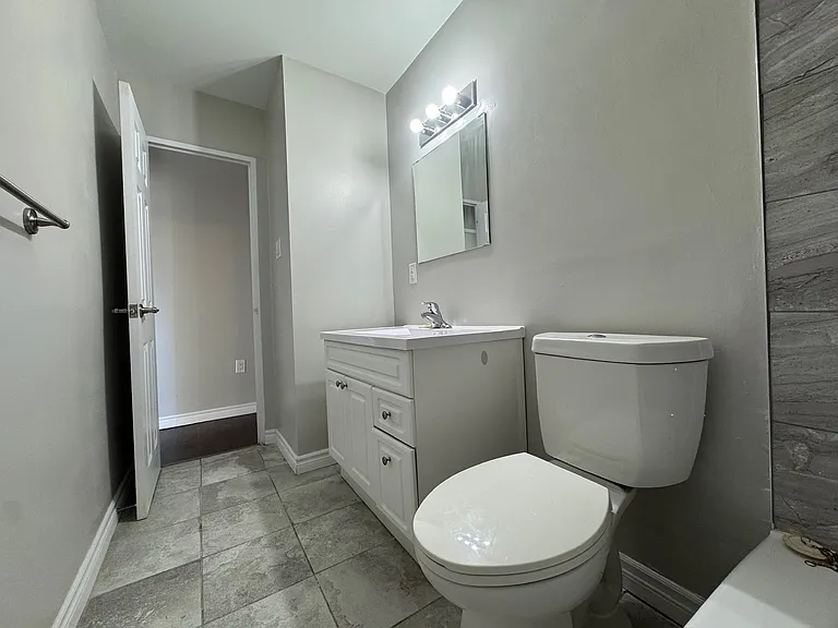 13 Lansdowne Ave N #207 — Photo 12