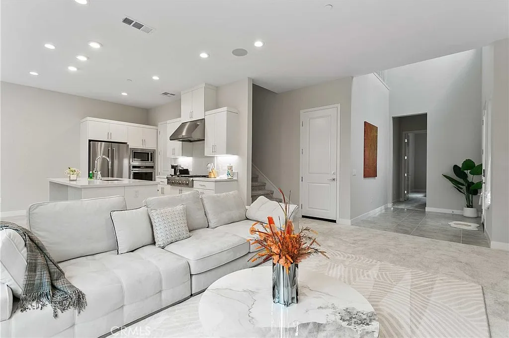 5 bed, 2799 sqft, $7,800 — Photo 4