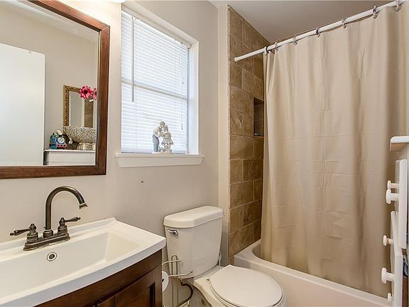 5th image of 504 Dover Dr
