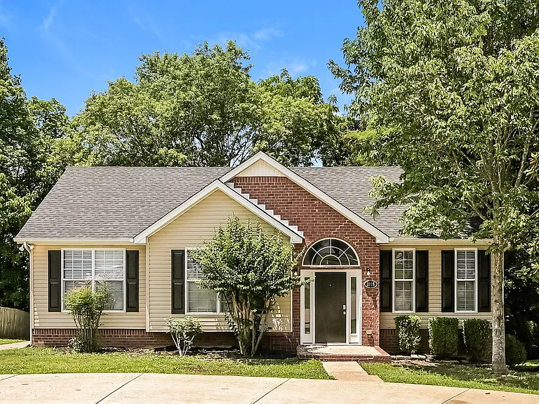 1126 Poplar Hollow Rd — Photo 1