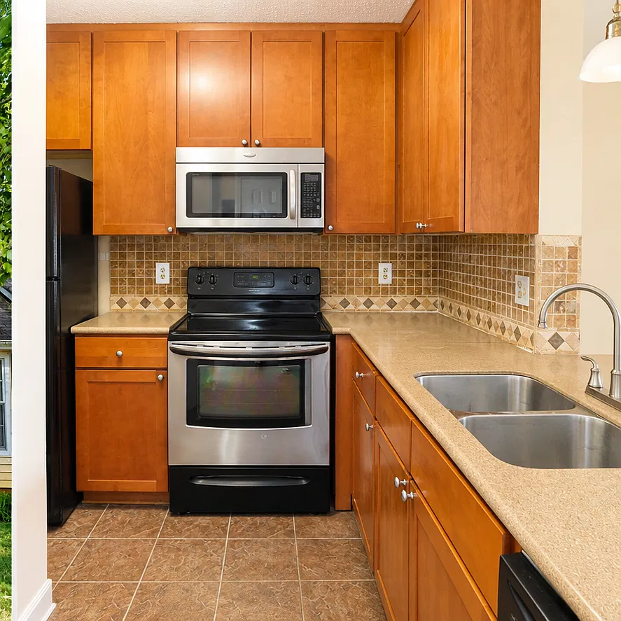 2 bed, 1.5 bath, 986 sqft, $1,295 — Photo 2