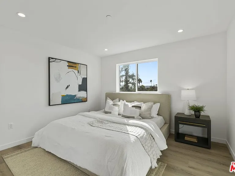 10918 Camarillo St #301 — Photo 10