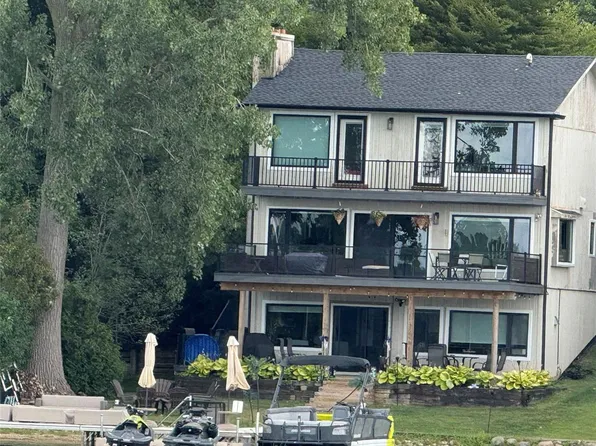 5494 Putnam Dr, West Bloomfield, MI 48323