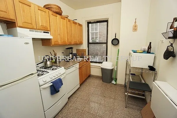 Rented by Universal Realty Group | media 10