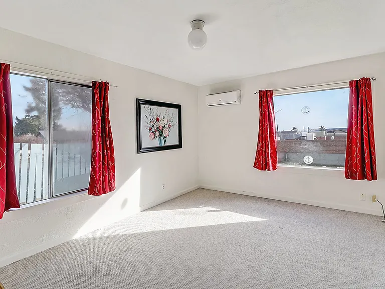 635 SE Fidalgo Ave — Photo 2