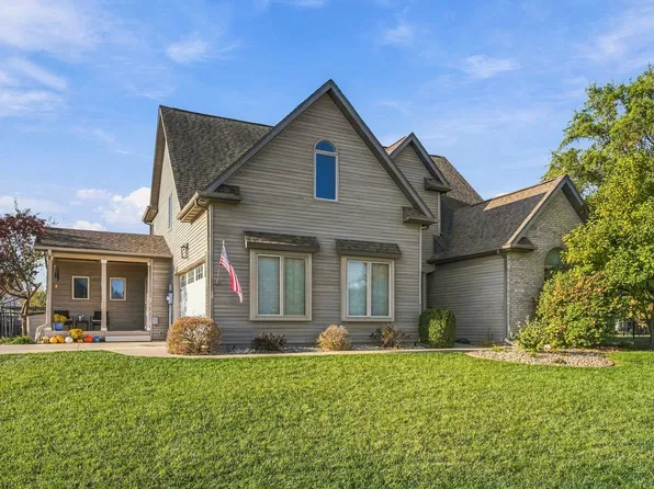 105 Walden Pond Blvd, Monticello, IL 61856