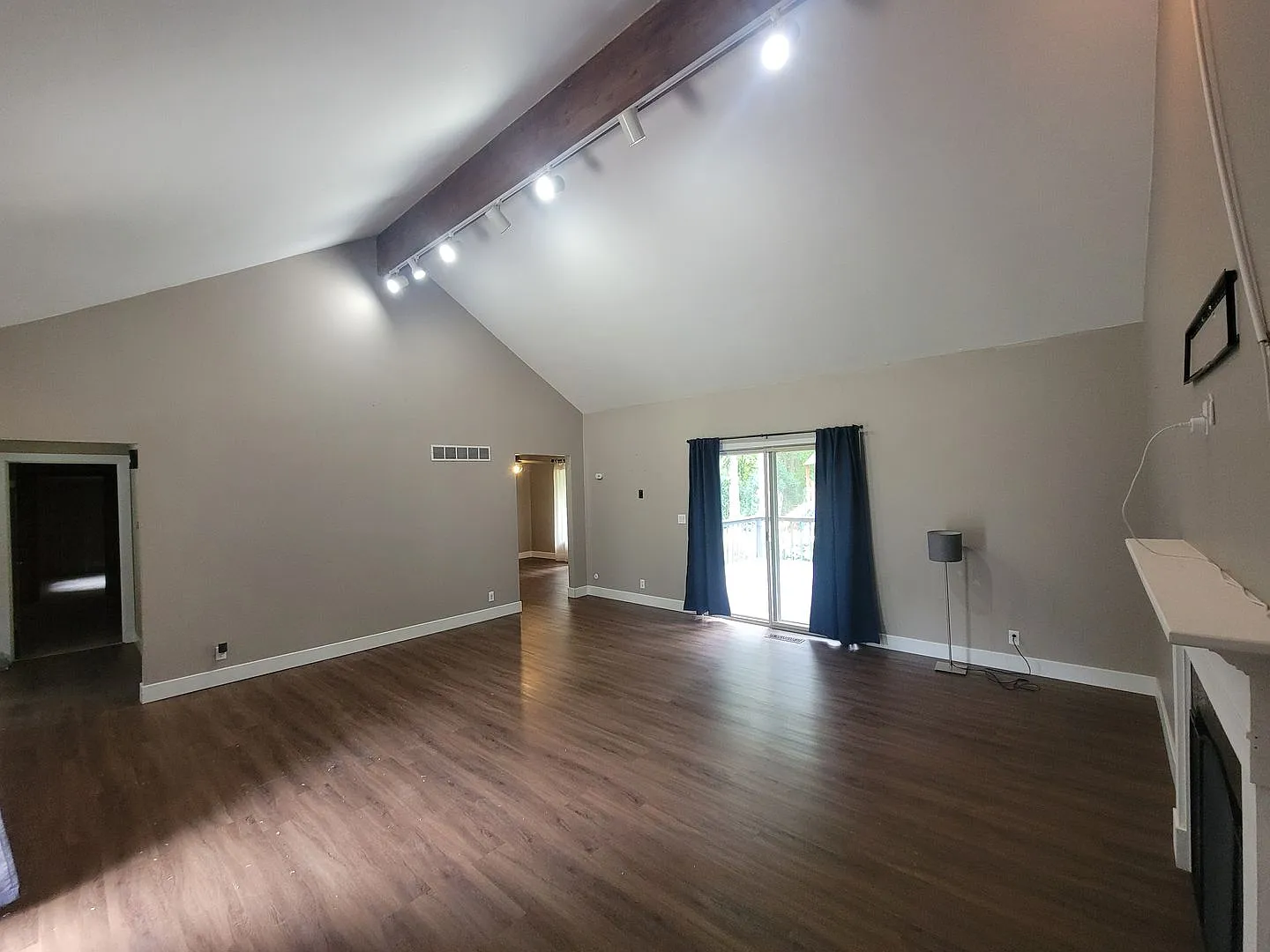 4 Bedroom/3 Bath -Great Layout! Grand Prairie Shopping! — Photo 3