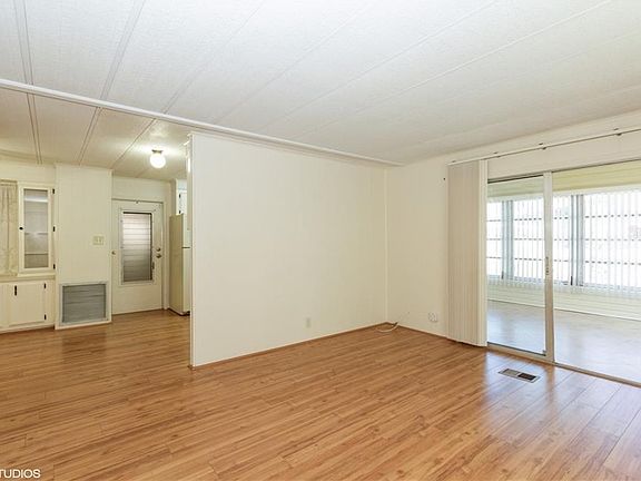 4th image of 246 Pelican Dr N