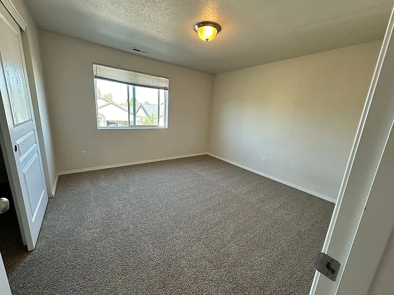 533 Derby St SE — Photo 19