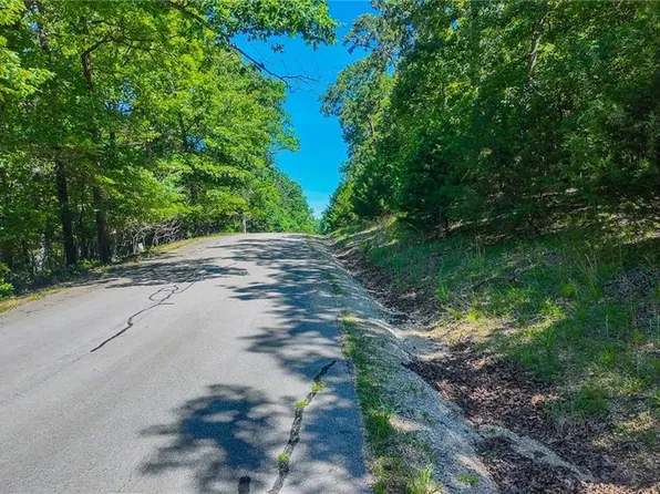 902 Muirfield Dr, Sunrise Beach, MO 65079