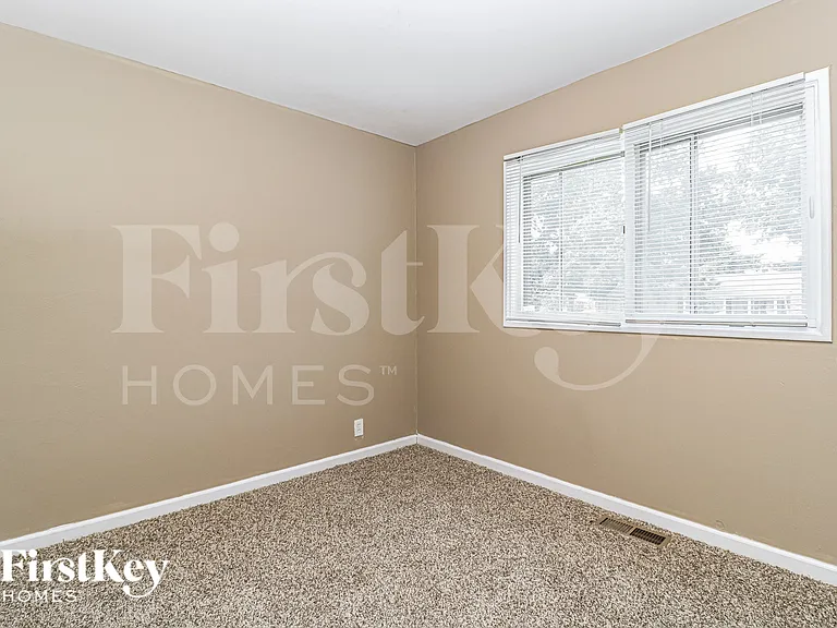 2110 Somerset Dr — Photo 12