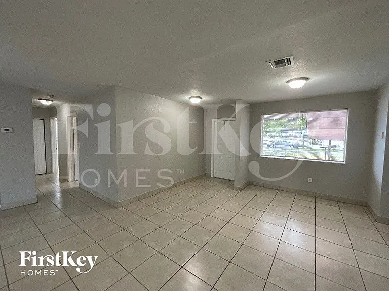 4115 NW 185th St — Photo 4