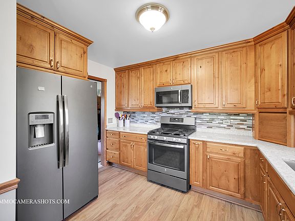 3rd image of 1S211 White Oak Dr