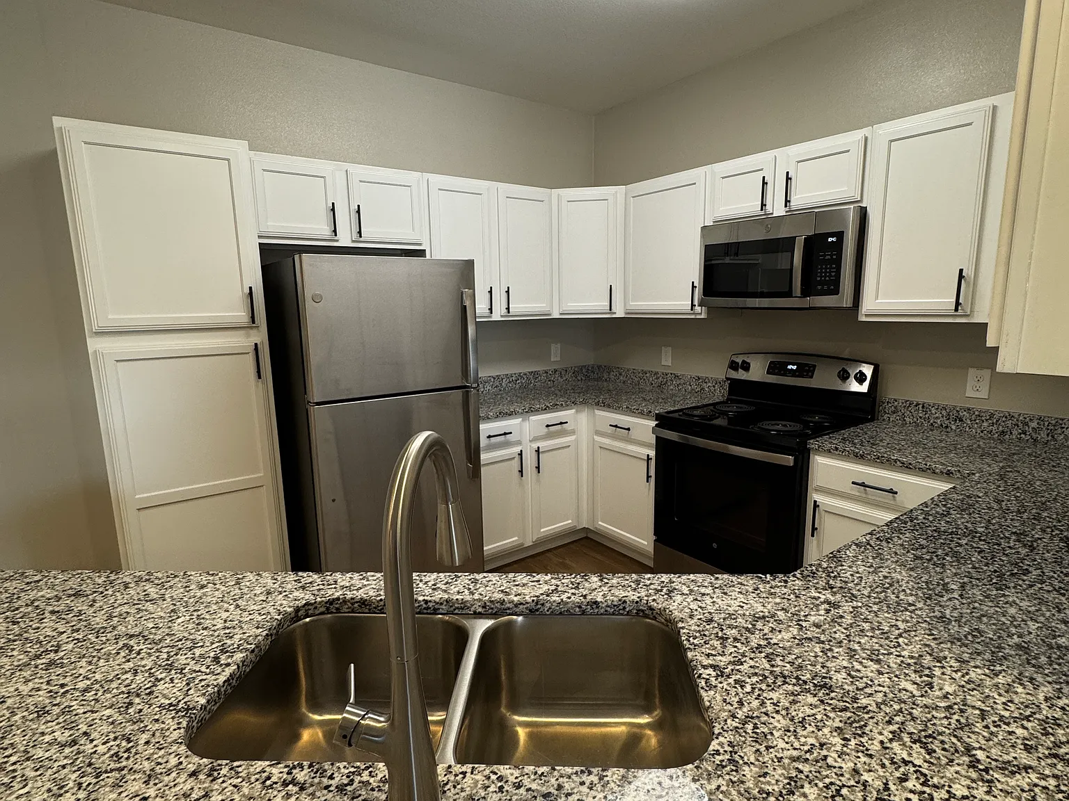 1 bed, 826 sqft, $1,195 — Photo 2