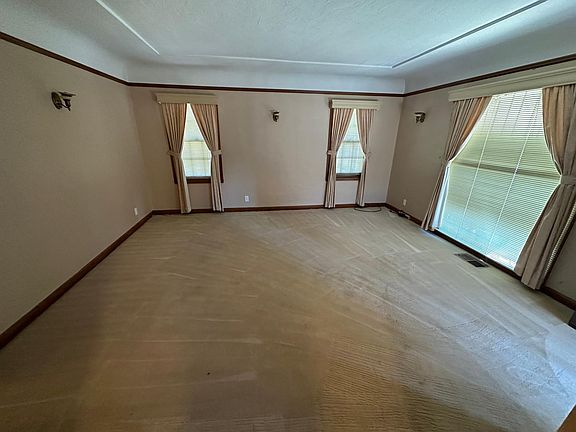 3rd image of 902 Harbor St