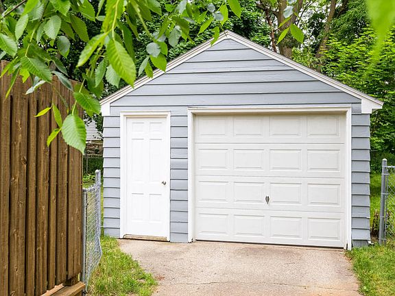 3rd image of 1524 Gladstone Dr SE