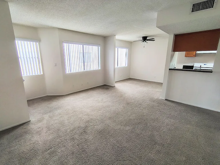 320 W Maple St — Photo 3