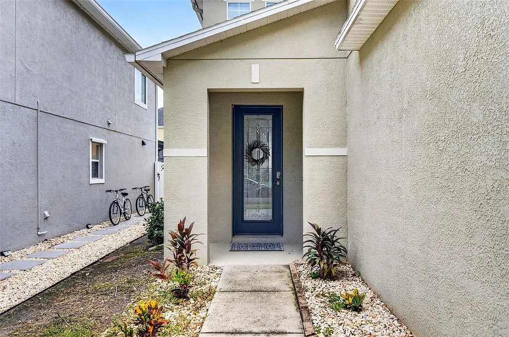 3 bed, 2.5 bath, 1719 sqft, $2,200 — Photo 3