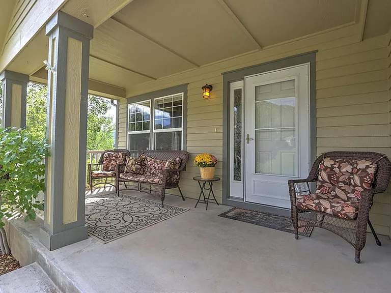 621 Lariat Loop — Photo 3
