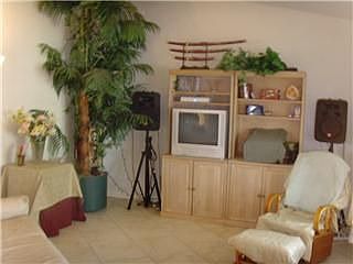 Cheery,large living room,vaulted ceiling,tile floor.