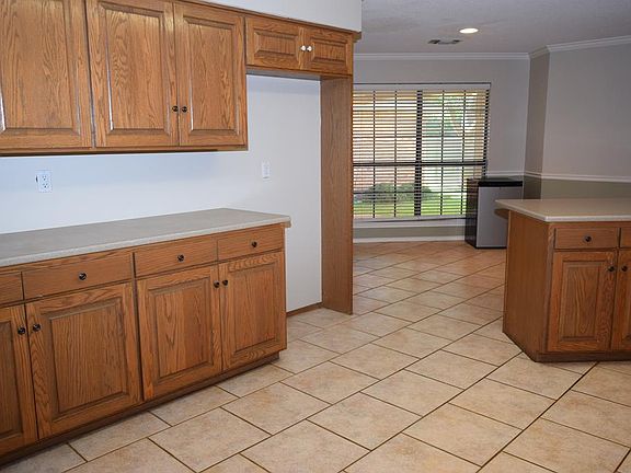 4th image of 2501 Tamarind Dr