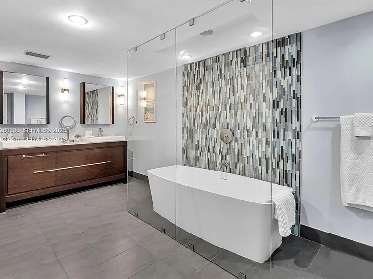 6423 Collins Ave #409 — Photo 36