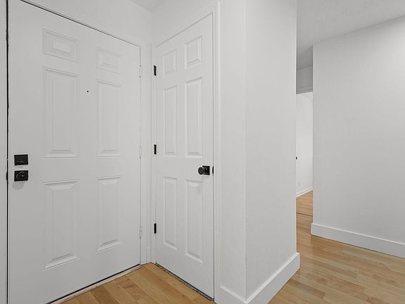 4th image of 3971 Meteor St