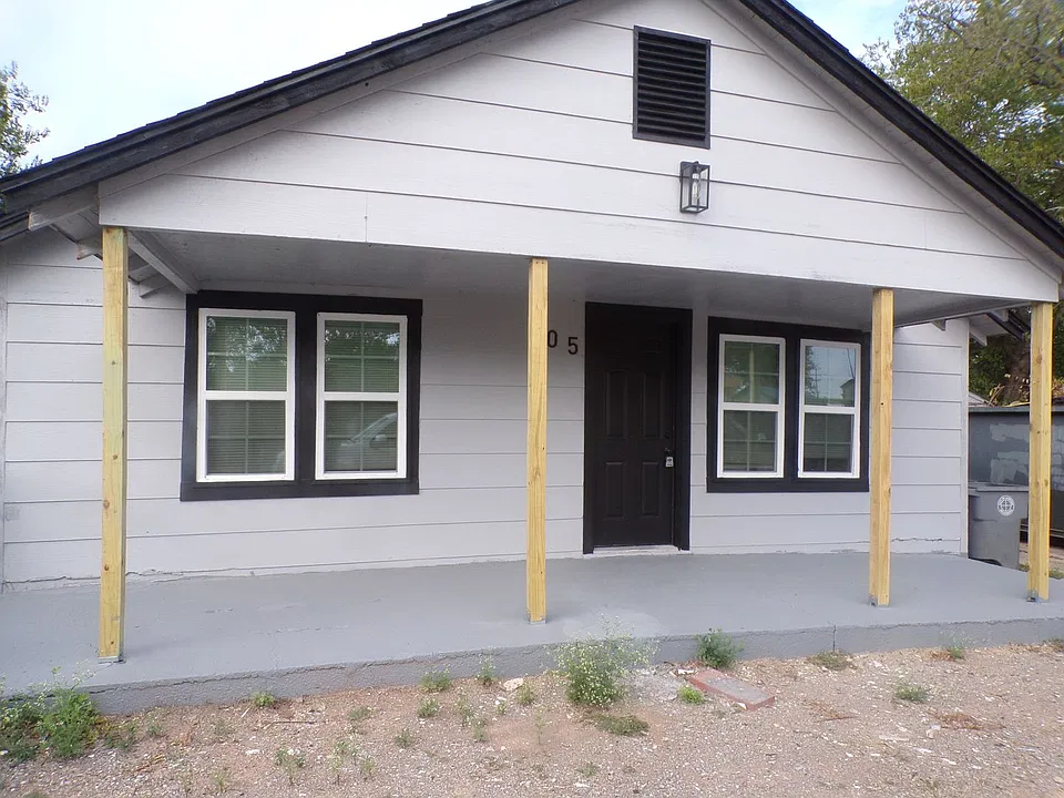 105 SW 19th St