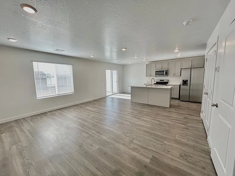 317 N 2050 W — Photo 3