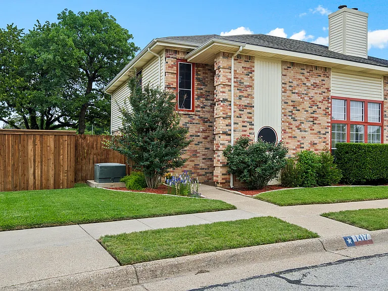 1417 Danielle Dr — Photo 2