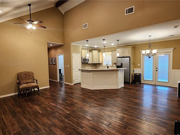 5th image of 105 Catherine Cir