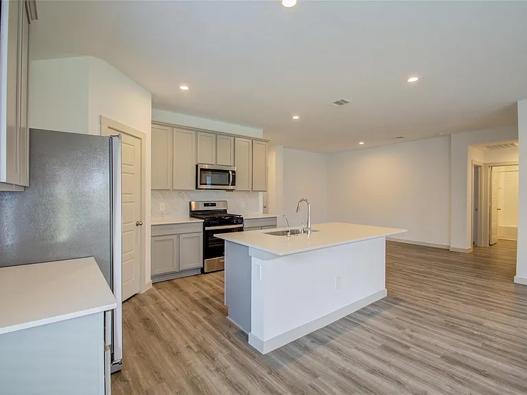 7911 Murciana Dr — Photo 17