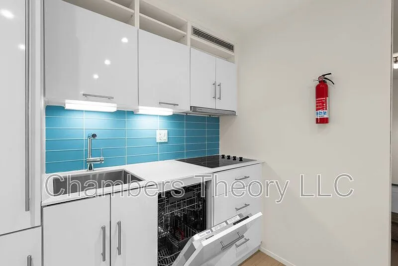 1 bed, 1.0 bath, 325 sqft, $1,800 — Photo 3
