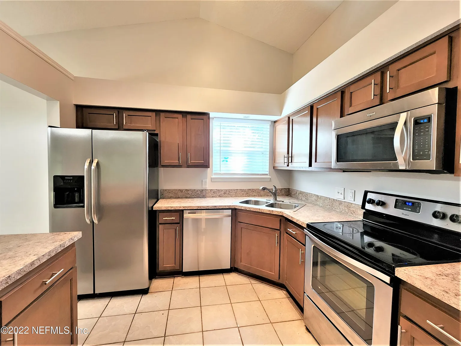 3 bed, 2.0 bath, 1244 sqft, $2,200 — Photo 4