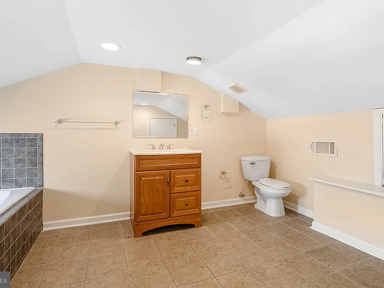 1123 W Lombard St — Photo 32