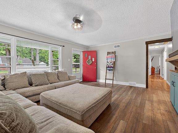 4th image of 5811 Woodlawn St