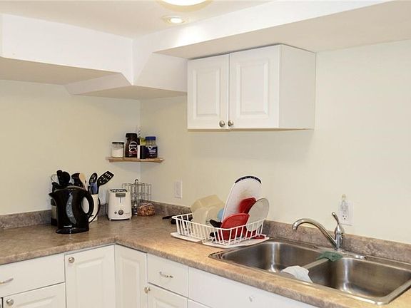 5th image of 461 Victoria St S Unit B